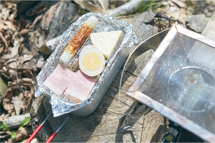 食材を載せたメッシュトレイ
