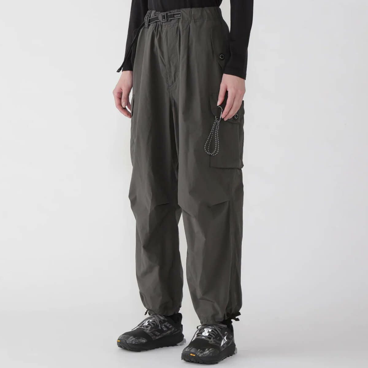 and wander アンドワンダー オーバーサイズカーゴパンツ｜SUNDAY
