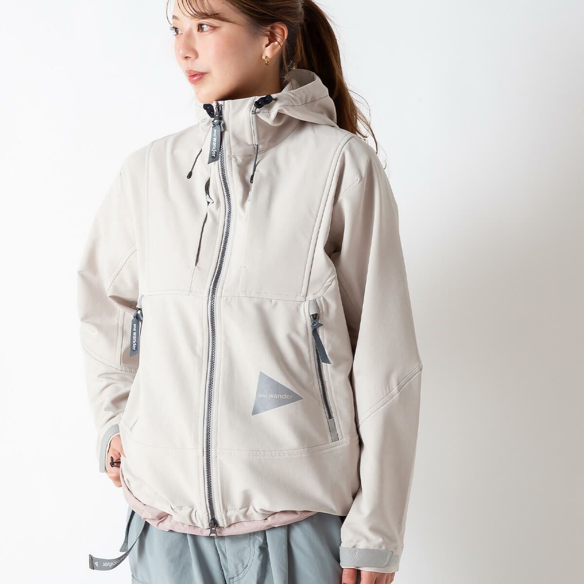 and wander アンドワンダー ライトストレッチシェルジャケット｜SUNDAY