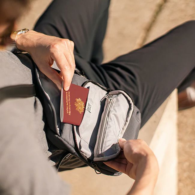 Pacsafe パックセーフ メトロセーフ コンパクト.クロスボディ｜SUNDAY