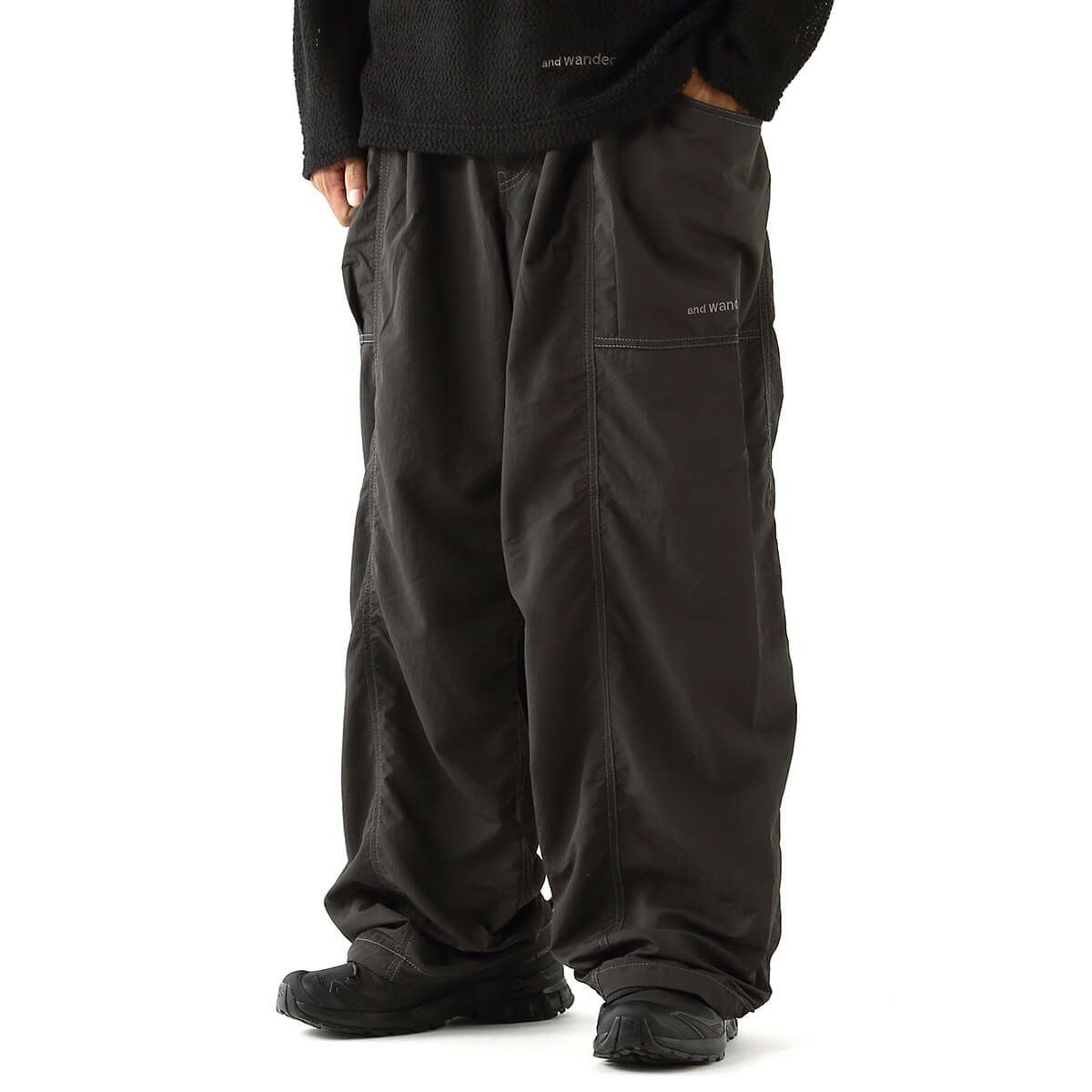 and wander アンドワンダー クリンクルドナイロンパンツ｜SUNDAY
