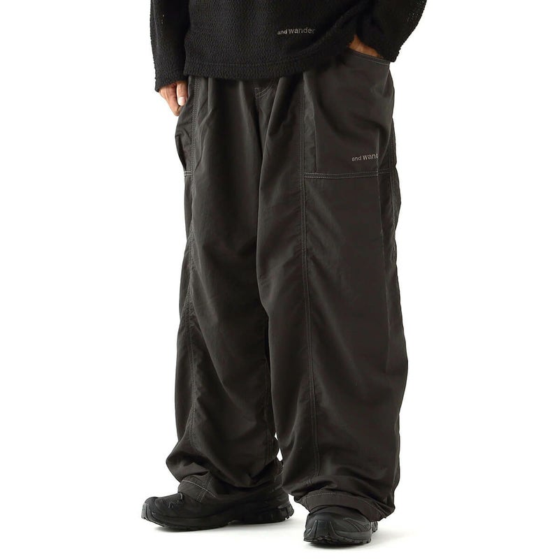 and wander アンドワンダー クリンクルドナイロンパンツ