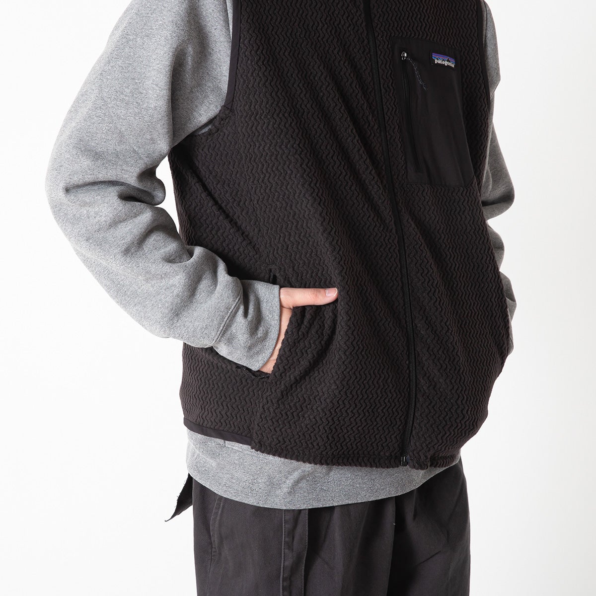 パタゴニア patagonia ポーラテック R1 ベスト Mサイズ　BLK patagonia パタゴニア ／ メンズ・R1 ベスト #BLK | ELK ONLINE STORE