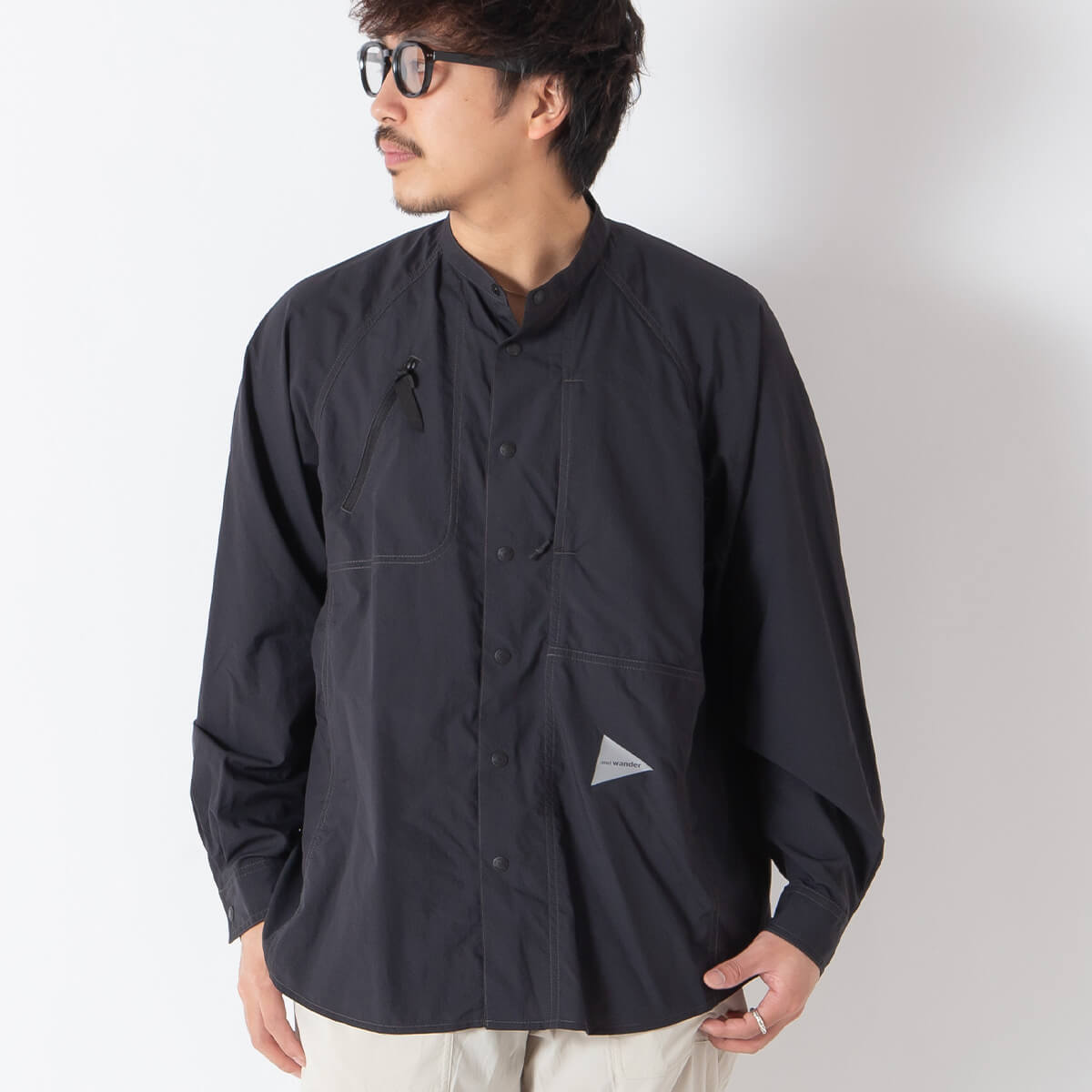 and wander アンドワンダー ストレッチリップバンドカラーシャツ