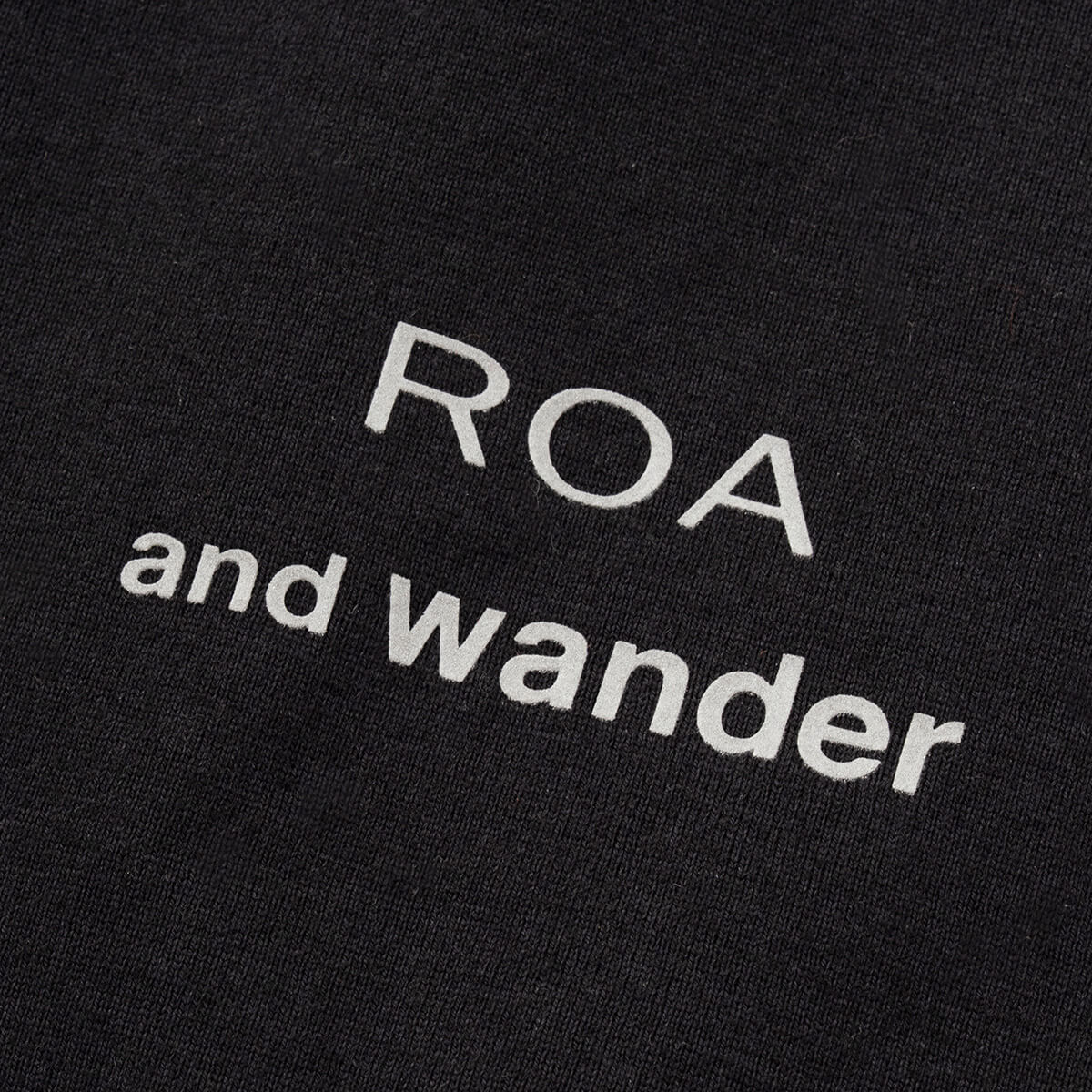 ROA × and wander ロア×アンドワンダー ロゴプリンテッドT｜SUNDAY