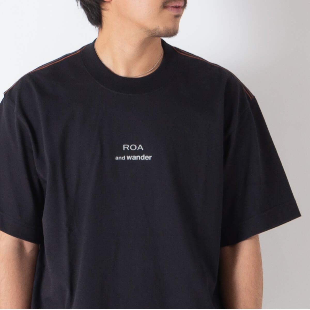 ROA × and wander ロア×アンドワンダー ロゴプリンテッドT｜SUNDAY